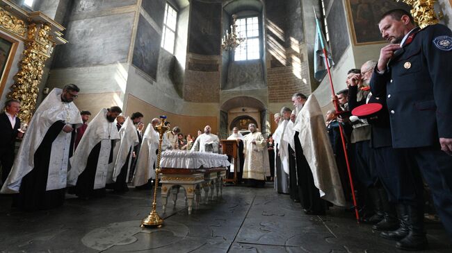Отпевание князя Александра Трубецкого в Соборном храме в честь иконы Богородицы, именуемой Донской, на территории Донского ставропигиального мужского монастыря в Москве Отпевание князя Александра Трубецкого в Соборном храме в честь иконы Богородицы, именуемой Донской, на территории Донского ставропигиального мужского монастыря в Москве