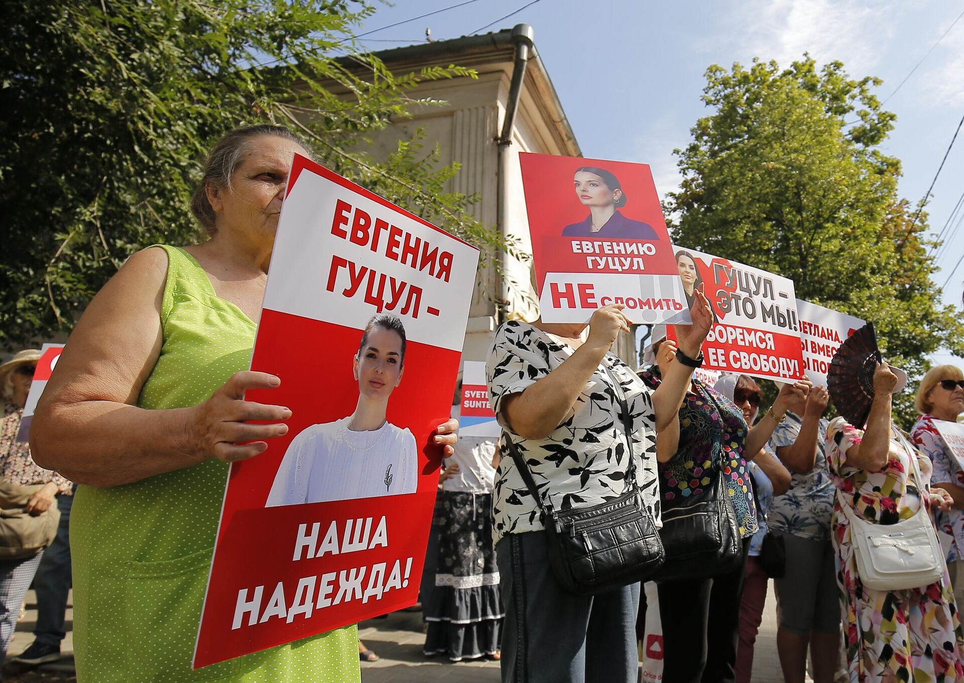 Сторонники главы Гагаузии Евгении Гуцул и активистки блока Победа Светланы Попан во время митинга в Кишиневе Сторонники главы Гагаузии Евгении Гуцул и активистки блока Победа Светланы Попан во время митинга в Кишиневе - РИА Новости, 1920, 06.08.2025