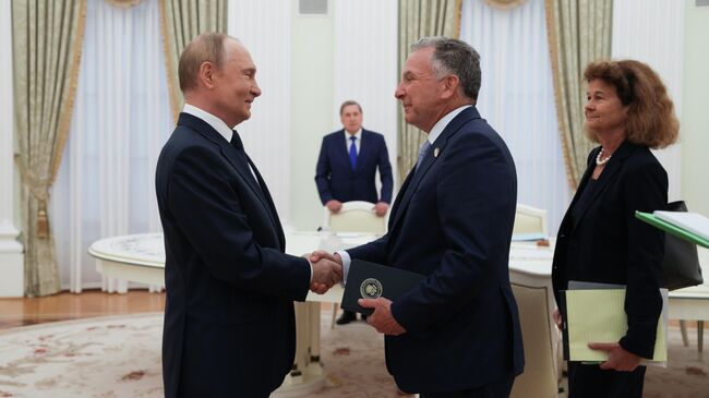 Президент России Владимир Путин и спецпосланник президента США Дональда Трампа по Ближнему Востоку Стивен Уиткофф во время встречи