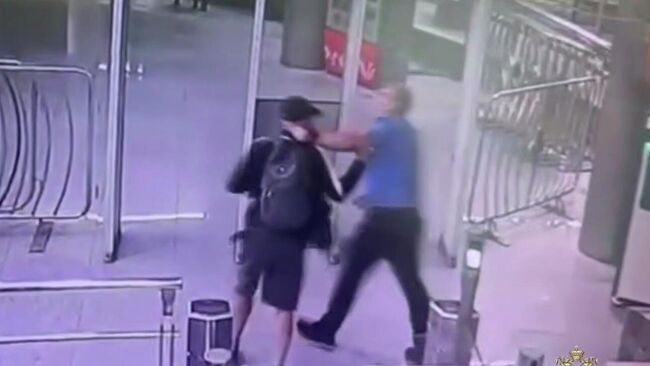 Момент нападения на сотрудника службы безопасности метрополитена на станции метро ЦСКА 5 августа. Кадр видео