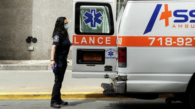 Сотрудник скорой помощи в Нью-Йорке Сотрудник скорой помощи в Нью-Йорке