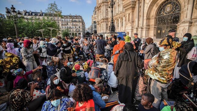 Семьи бездомных проводят протестную акцию у мэрии Парижа