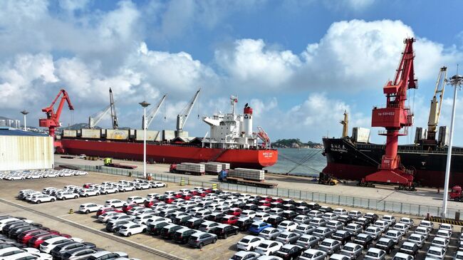 Автомобили в китайском порту Ляньюньган перед погрузкой