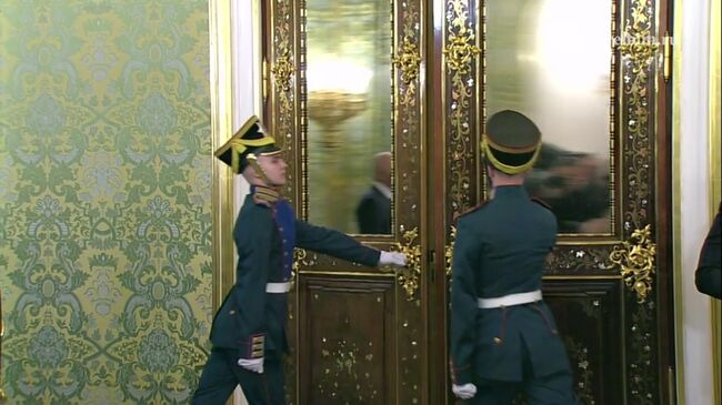 Начало переговоров Путина с королем Малайзии