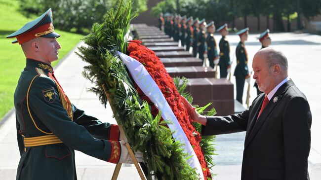 Король Малайзии Султан Ибрагим на церемонии возложения венка к Могиле Неизвестного Солдата в Александровском саду в Москве