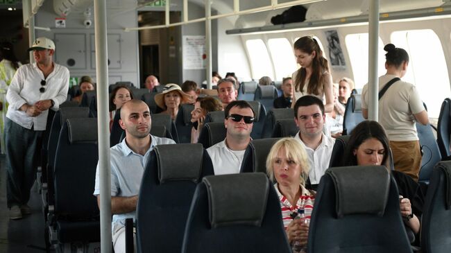 Пассажиры на борту морского пассажирского судна на подводных крыльях Комета 120М во время тестового рейса по маршруту Сочи - Сухум