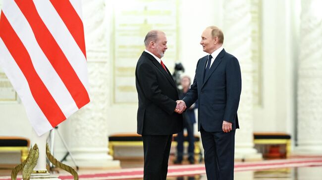 Президент России Владимир Путин и верховный правитель Малайзии султан Ибрагим во время встречи в Москве