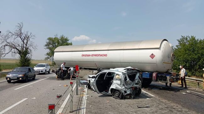 Последствия столкновения шести автомобилей в Лескенском районе Кабардино-Балкарской Республики
