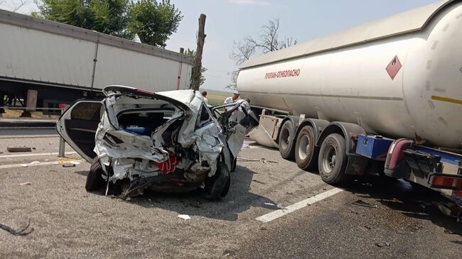 Последствия столкновения шести автомобилей в Лескенском районе Кабардино-Балкарской Республики