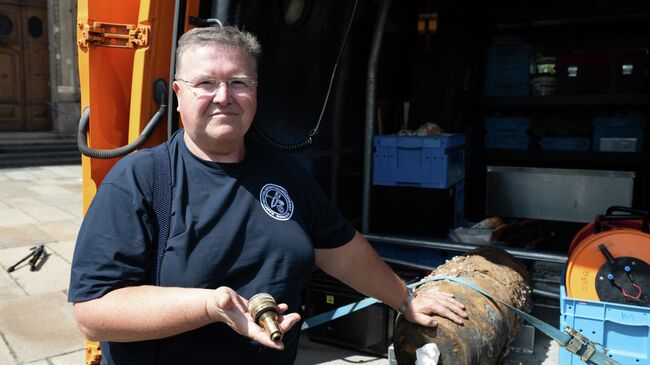 Сапер держит в руке детонатор 250-килограммовой бомбы времен Второй мировой войны в Дрездене