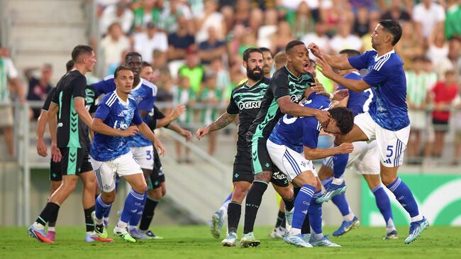 Футболисты испанского Бетиса и итальянского Комо подрались перед уходом на перерыв во время товарищеского матча