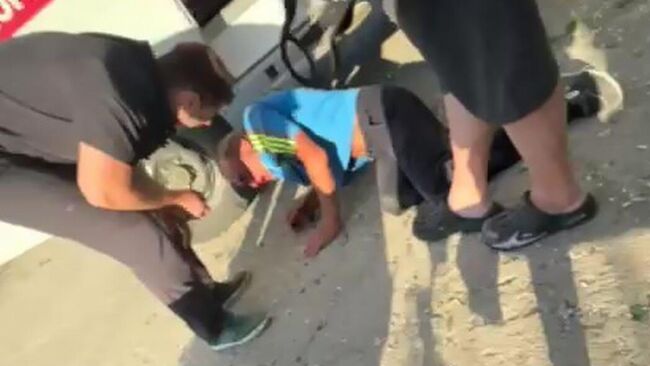 Кадр видео, на котором сотрудник станции скорой помощи города Томари на Сахалине избивает пациента