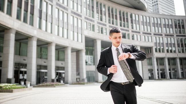 Сотрудник офиса смотрит на часы