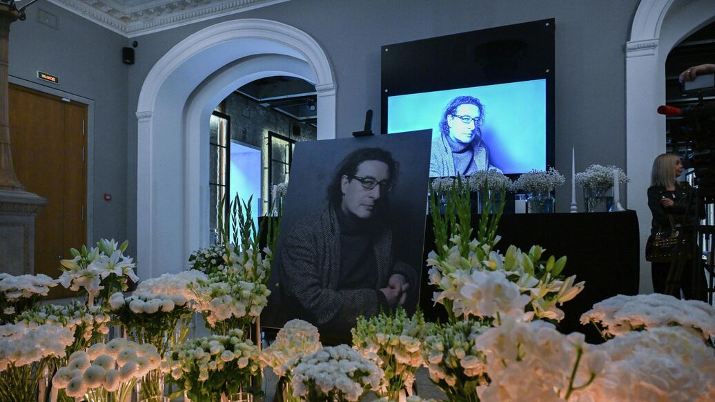 Люди собрались у "Электротеатра Станиславский" на прощание с Юханановым