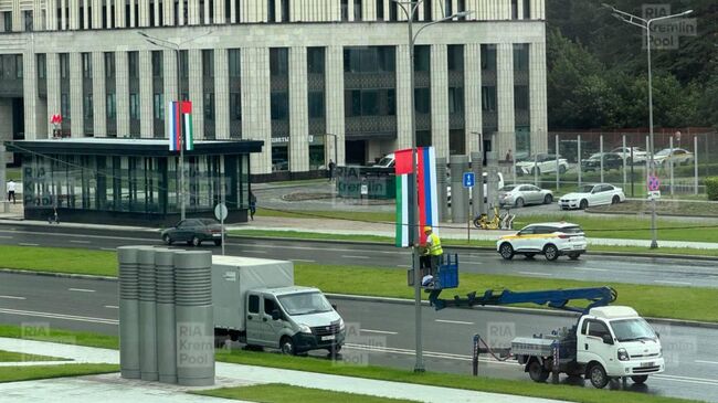 Улицы Москвы украсили флагами Объединенных Арабских Эмиратов 