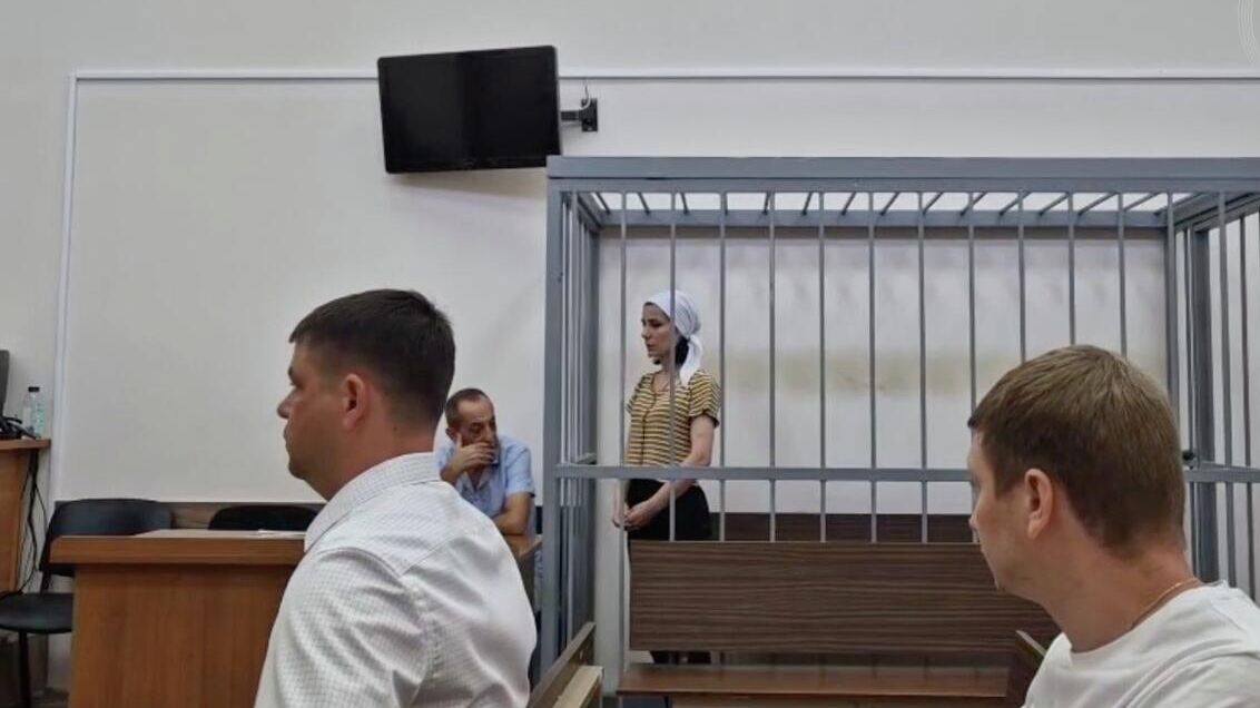 Обвиняемая в продаже кустарного алкоголя жительница Сочи в суде - РИА Новости, 1920, 17.09.2025