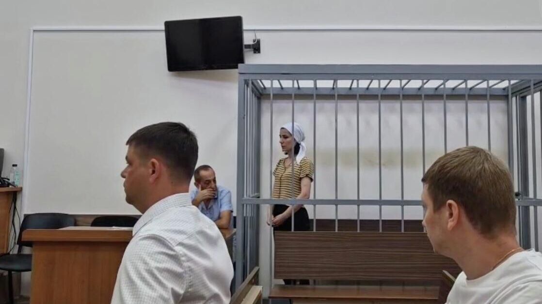 Жительница Сочи, обвиняемая в продаже кустарного алкоголя, в суде - РИА Новости, 1920, 07.08.2025