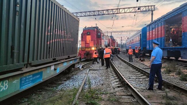 Последствия схода с рельсов нескольких грузовых вагонов на Свердловской железной дороге