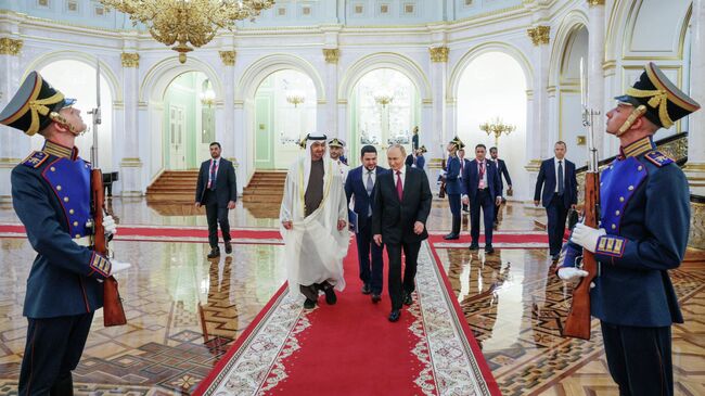 Президент РФ Владимир Путин и президент Объединенных Арабских Эмиратов Мухаммед бен Заид Аль Нахайян во время встречи в Москве. 7 августа 2025 Президент РФ Владимир Путин и президент Объединенных Арабских Эмиратов Мухаммед бен Заид Аль Нахайян во время встречи в Москве. 7 августа 2025