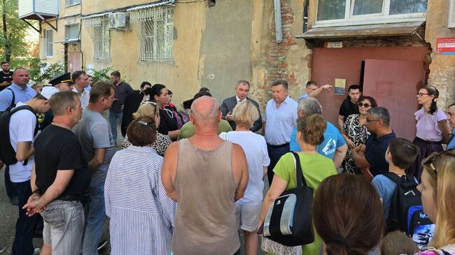 Эвакуация жителей дома на по улице Татищева в Астрахани в связи со смещением плиты перекрытия в подвальном помещении