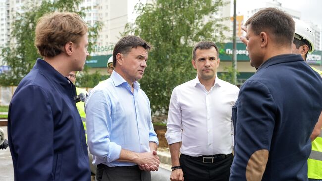 Губернатор Московской области Андрей Воробьев приехал на участок на улице Березовая, где прокладывают сети