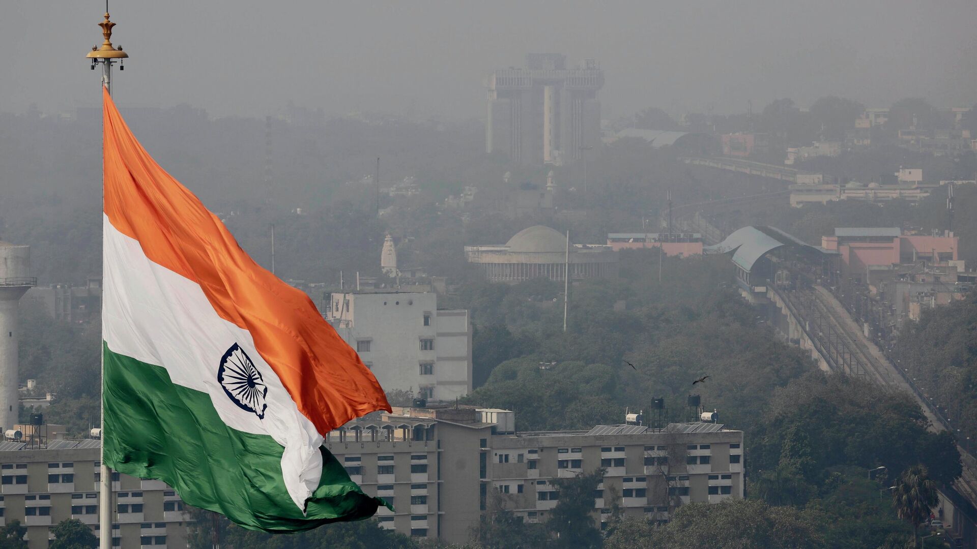 Индийский флаг на фоне Нью-Дели - РИА Новости, 1920, 08.12.2025