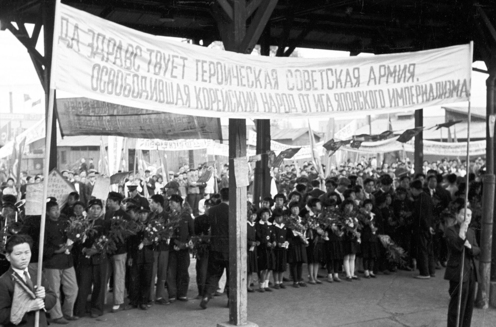 Многотысячный митинг населения Пхеньяна, собравшегося на городском вокзале для проводов частей Советской Армии, участвовавших в освобождении Северной Кореи от японской императорской армии Многотысячный митинг населения Пхеньяна, собравшегося на городском вокзале для проводов частей Советской Армии, участвовавших в освобождении Северной Кореи от японской императорской армии - РИА Новости, 1920, 08.08.2025