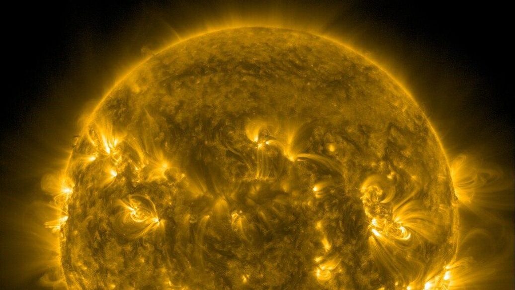 На Солнце произошли две сильные вспышки