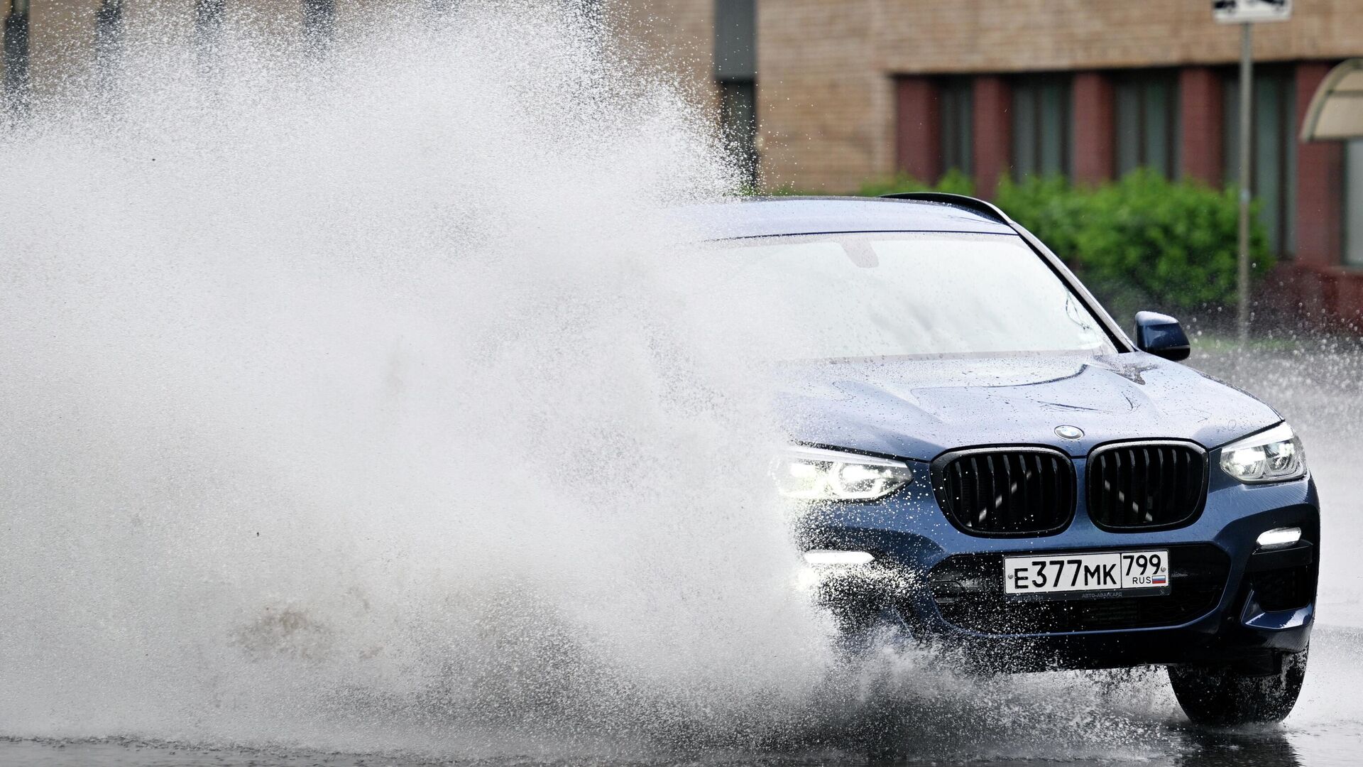 Автомобиль на улице Вавилова во время дождя в Москве - РИА Новости, 1920, 08.08.2025