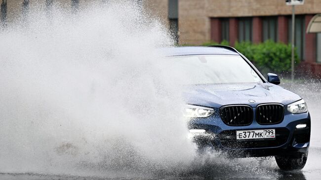 Автомобиль на улице Вавилова во время дождя в Москве