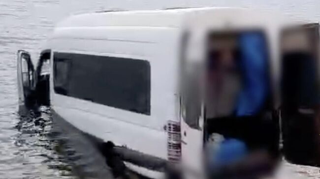 На месте происшествия, где микроавтобус с пассажирами скатился в Байкал на острове Ольхон в Иркутской области