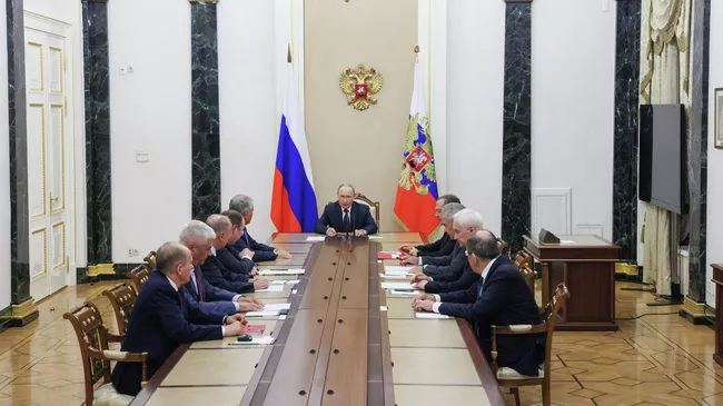 Президент РФ Владимир Путин проводит оперативное совещание с постоянными членами Совета безопасности РФ. 8 августа 2025