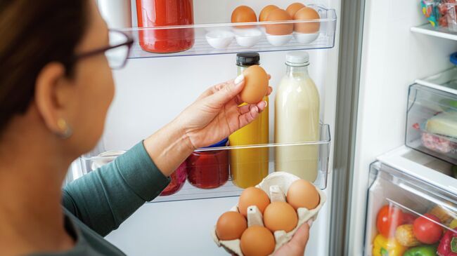 Женщина раскладывает яйца