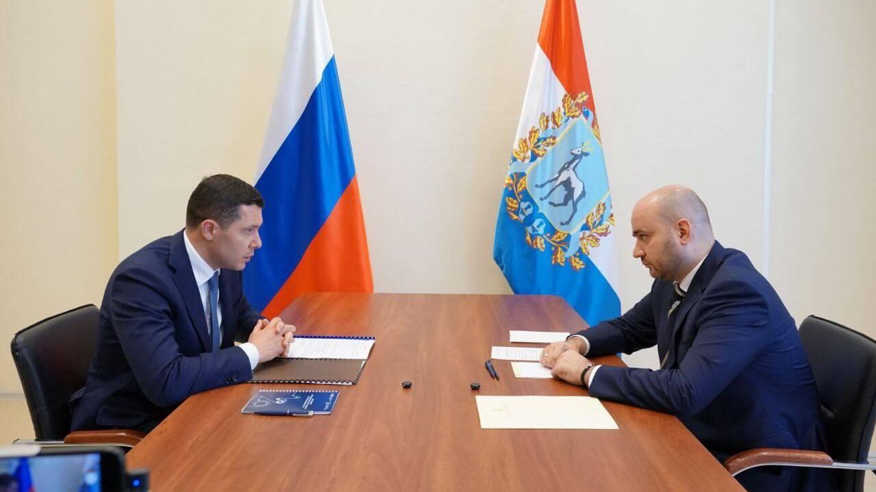 Глава Минпромторга России Антон Алиханов и губернатор Самарской области Вячеслав Федорищев во время встречи. 8 августа 2025 - РИА Новости, 1920, 08.08.2025