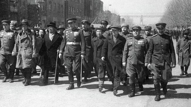 Жители Маньчжурии провожают советские войска 1-го Дальневосточного фронта после прорыва обороны Квантунской армии
