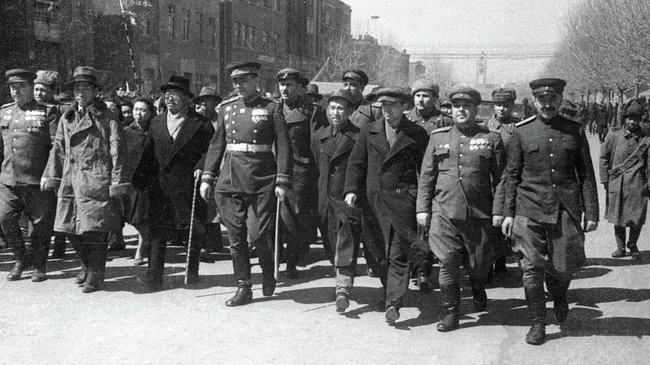 Жители Маньчжурии провожают советские войска 1-го Дальневосточного фронта после прорыва обороны Квантунской армии