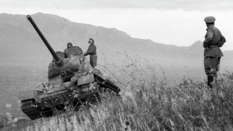 Танкисты 9-го Гвардейского механизированного корпуса Забайкальского фронта переходят через Большой Хинган с целью разгрома Квантунской армии в западной Маньчжурии