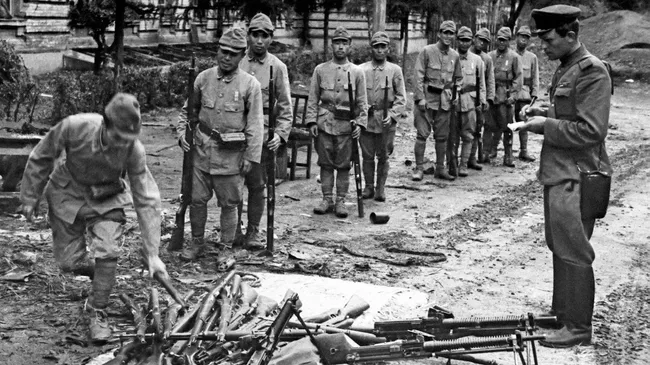 Японские солдаты капитулирующей 16 августа 1945 года Квантунской армии сдают свое оружие советскому офицеру
