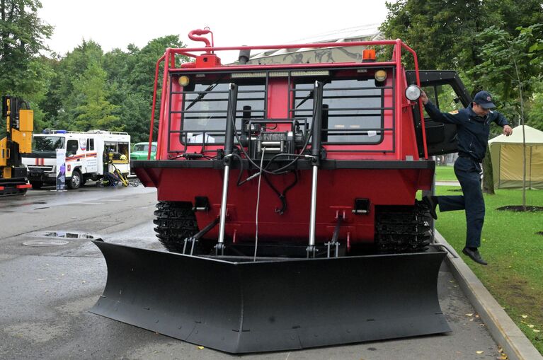 Гусеничный лесопожарный комплекс ТГ-126-09 Линкор (снегоболотоход) на фестивале городского хозяйства в Лужниках в Москве