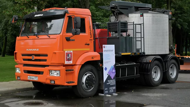 Машина для ремонта дорог КДМ-7881022 на шасси 65115 на фестивале городского хозяйства в Лужниках в Москве.