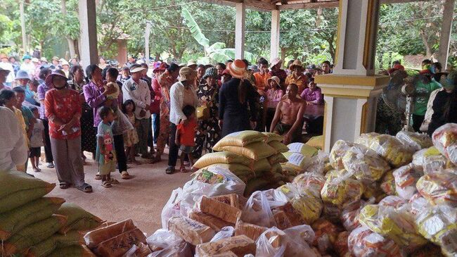 Русский дом в Пномпене передал гуманитарную помощь семьям, которые пострадали от конфликта Таиланда и Камбоджи