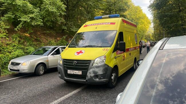 Реанимация на месте, где произошел обрыв канатной дороги в курортной зоне Нальчика