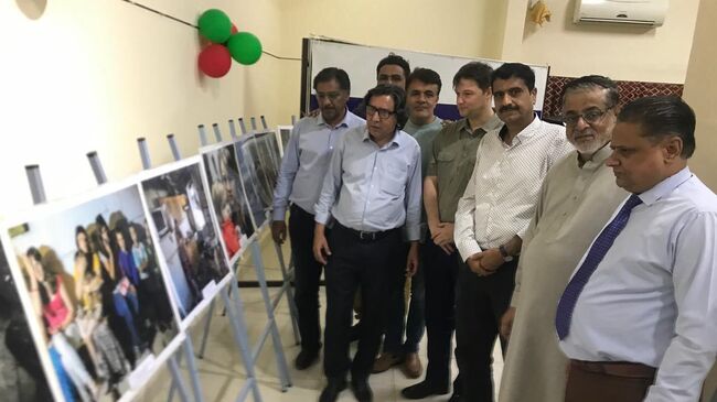 Выставка работ фотокорреспондента медиагруппы Россия сегодня Андрея Стенина на площадке Русского дома в Карачи 