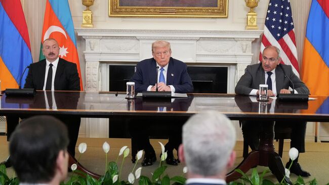 Президент США Дональд Трамп, президент Азербайджана Ильхам Алиев и премьер-министр Армении Никол Пашинян во время церемонии подписания трехстороннего соглашения между странами