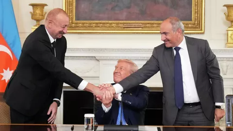 Президент США Дональд Трамп, президент Азербайджана Ильхам Алиев и премьер-министр Армении Никол Пашинян во время церемонии подписания трехстороннего соглашения между странами