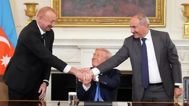 Президент США Дональд Трамп, президент Азербайджана Ильхам Алиев и премьер-министр Армении Никол Пашинян во время церемонии подписания трехстороннего соглашения между странами