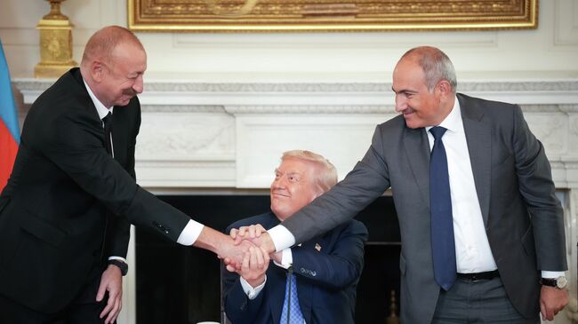 Президент США Дональд Трамп, президент Азербайджана Ильхам Алиев и премьер-министр Армении Никол Пашинян во время церемонии подписания трехстороннего соглашения между странами