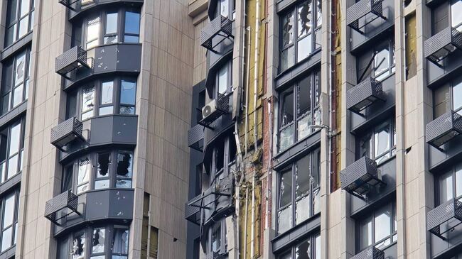 Поврежденный в результате атакаи БПЛА многоквартирный жилой дом в Ростове-на-Дону