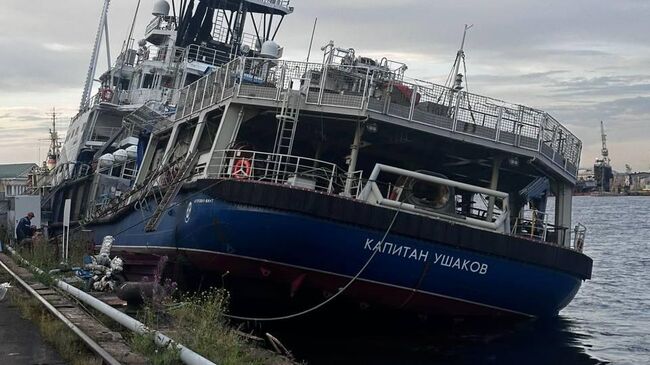 Буксир Капитан Ушаков у причала в Санкт-Петербурге