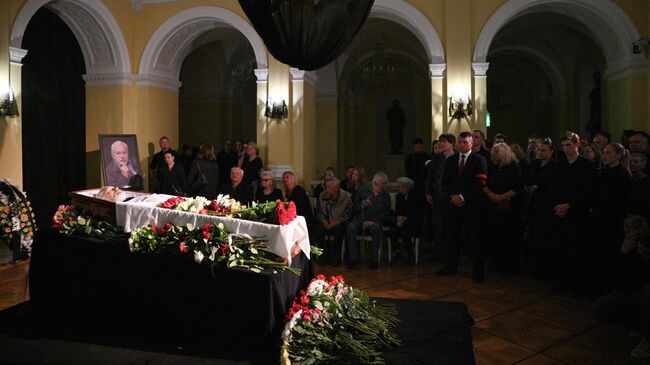 Церемония прощания с народным артистом РФ Владимиром Сафроновым в Малом театре в Москве